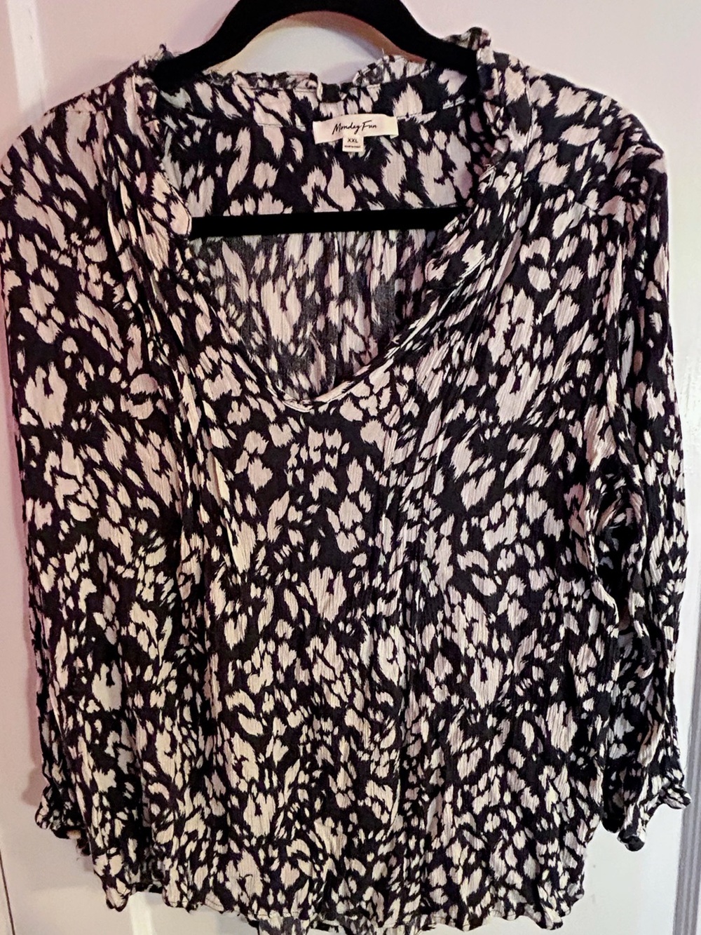 Monday Fun Black and White V-Neck Printed Blouse XXL